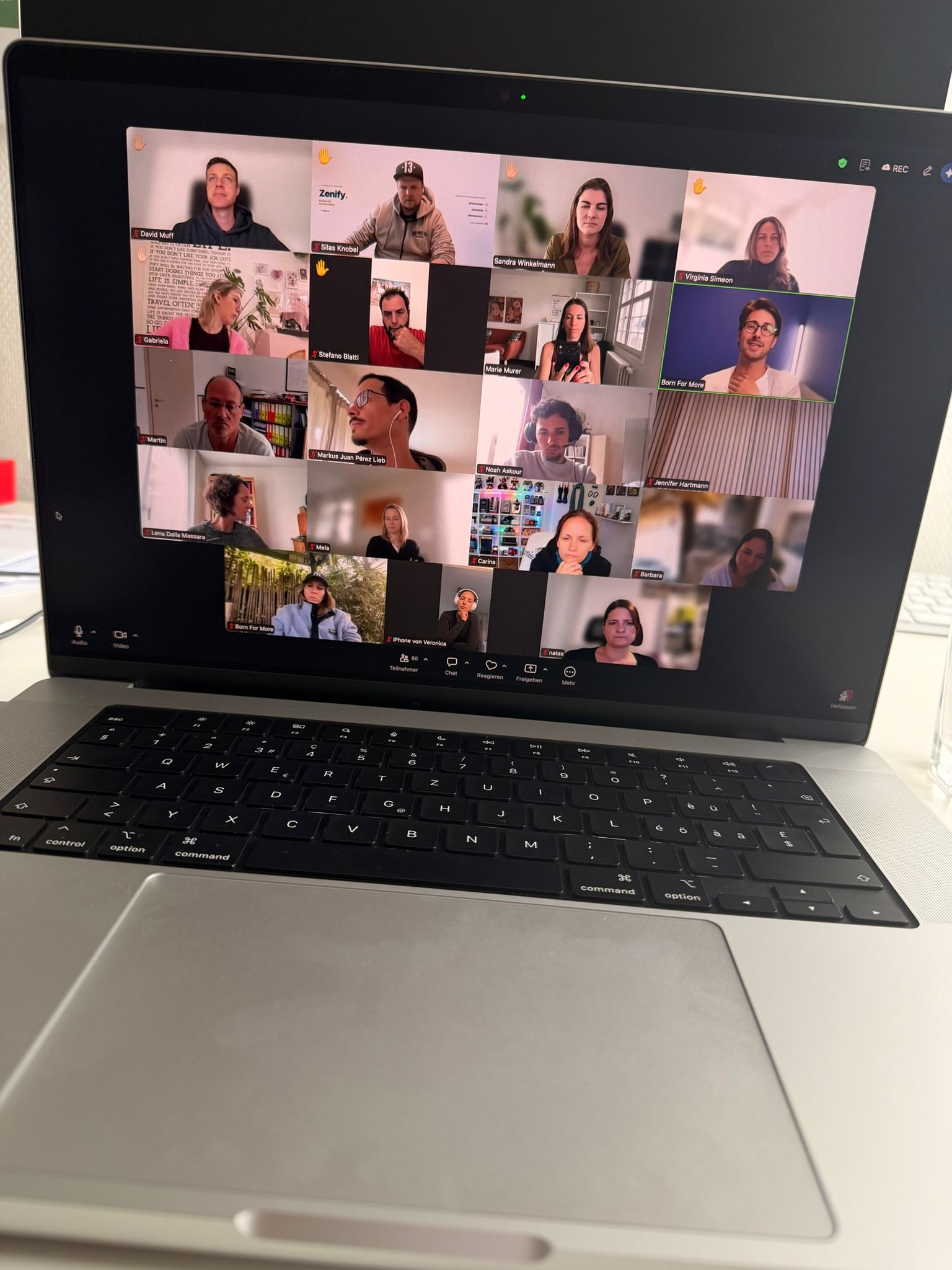 Grosser Born For More Community Call mit vielen Mitgliedern
