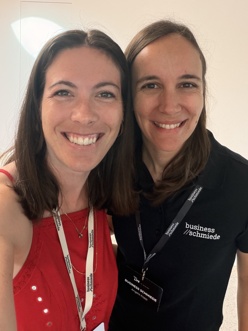 Marie Murer mit einer Teilnehmerin der Born For More Community