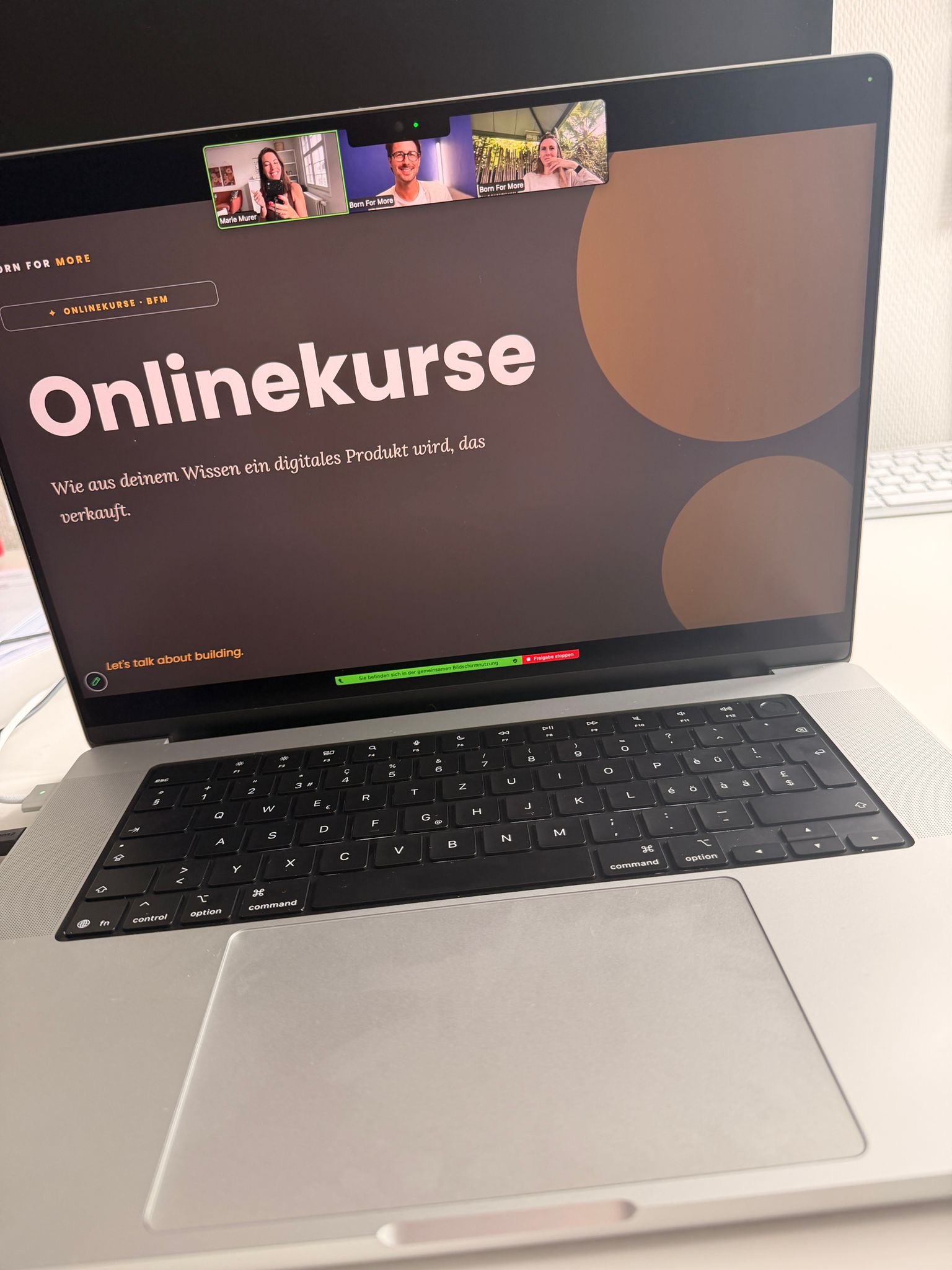 Marie und FinanzFabio bei der Arbeit an den Born For More Onlinekursen