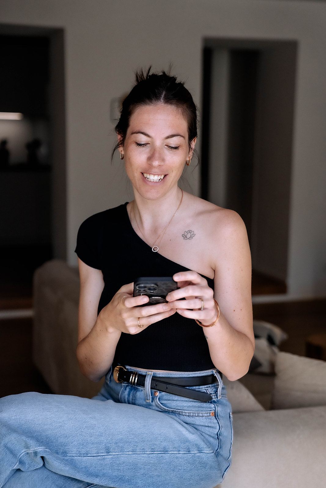 Marie Murer auf dem Sofa, entspannt am Handy