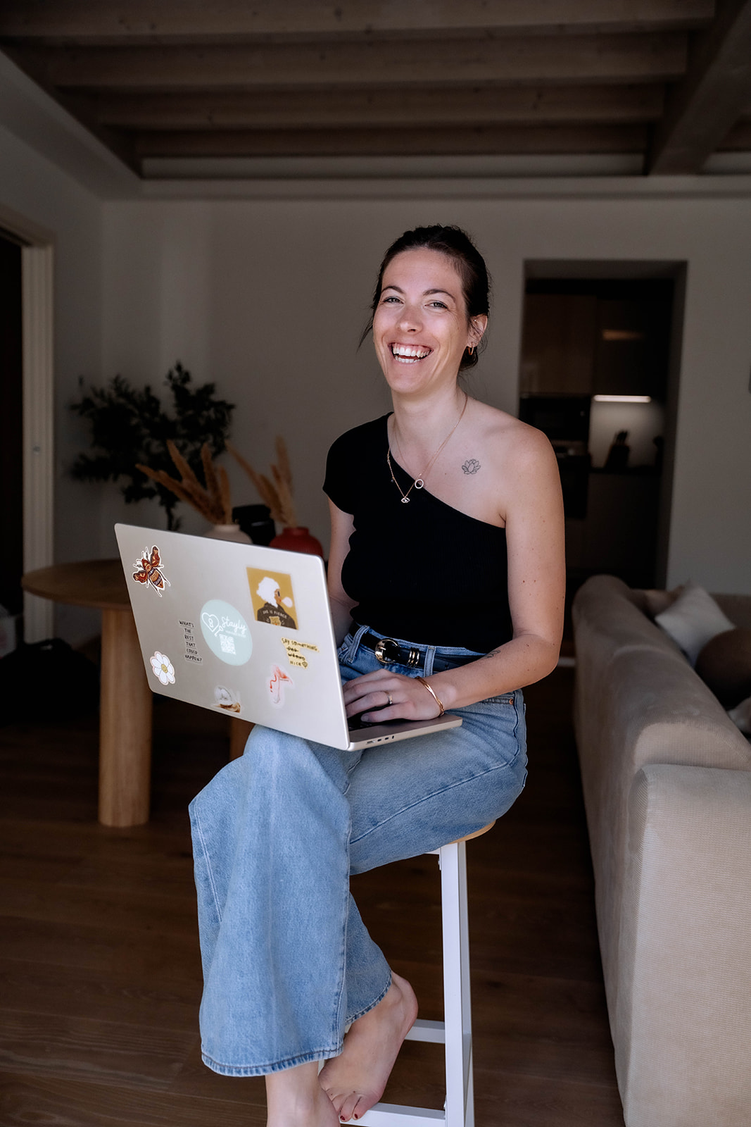 Marie Murer arbeitet laechelnd mit dem Laptop
